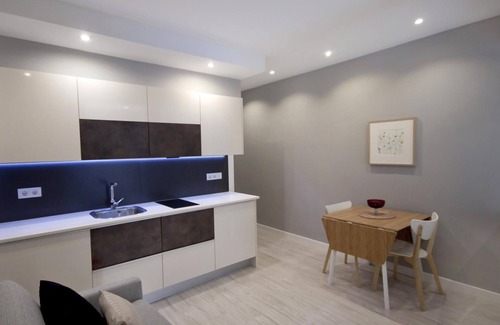 Barrio de las Letras Apartment | Cozy upscale apt museum mile AC