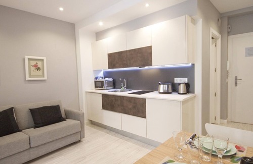 Barrio de las Letras Apartment | Cozy upscale apt museum mile AC
