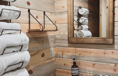 Forks Cabin | Cozy + Upscale Cabin in the Woods-2 Queen Beds