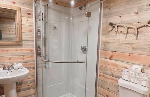 Forks Cabin | Cozy + Upscale Cabin in the Woods-2 Queen Beds