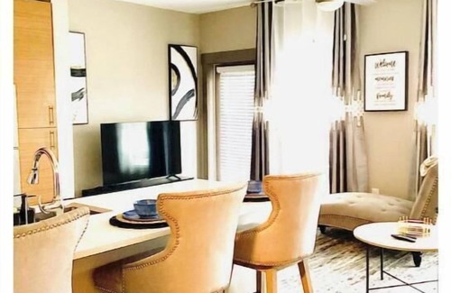 Fourth Ward Apartment | Cozy Uptown apartment with Gym and Swimming pool