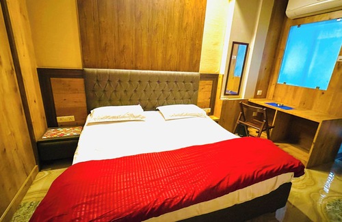 Jaipur District Hotel | Cozy Urban Haven - 42" Smart TV, Wi-Fi, Balcony-104