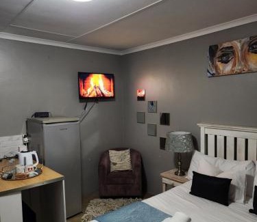 Baileys Muckleneuk House | Cozy Urban Oasis in Hatfield