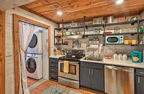 Hot Springs House | Cozy Hot Springs Cottage with a Short Walk to Bathhouse Row!