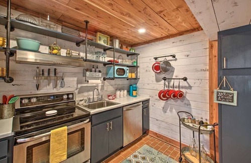 Hot Springs House | Cozy Hot Springs Cottage with a Short Walk to Bathhouse Row!