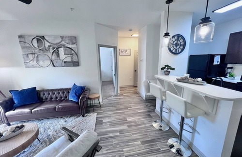 Madison Apartment | Cozy-King 1-bedroom w/pool & gym