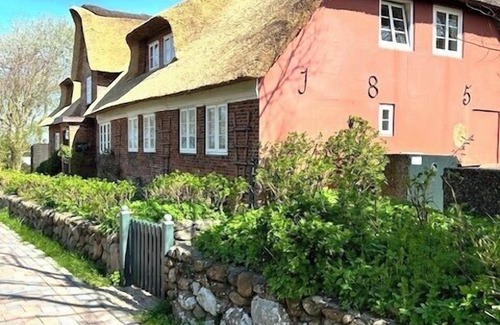 Utersum Apartment | Cozy vacation apartment in Utersum near the beach.