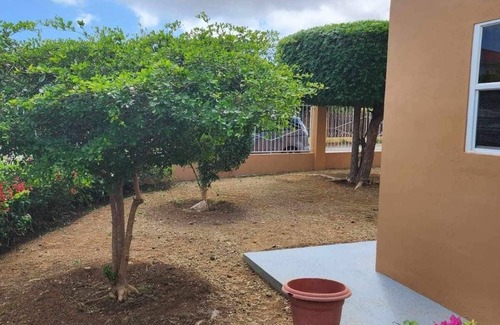 Mahuma House | Cozy Vacation Home in quiet area, close to stores, the airport, beaches & more!