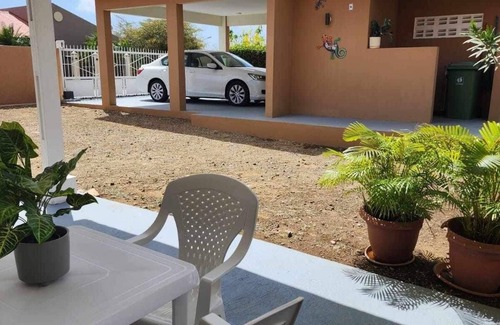 Mahuma House | Cozy Vacation Home in quiet area, close to stores, the airport, beaches & more!
