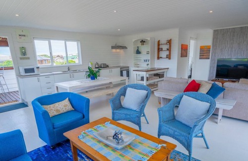 Betty's Bay House | Cozy vacation home with veranda and pool, 250 m from the sea and penguins!