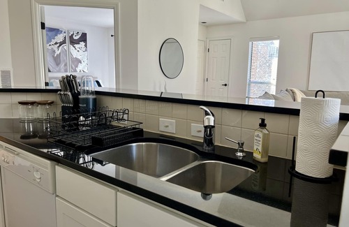 Charlotte Condo | Cozy~ Vaulted Ceilings~ Midtown~ Elizabeth Condo