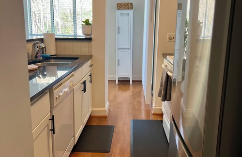 Charlotte Condo | Cozy~ Vaulted Ceilings~ Midtown~ Elizabeth Condo