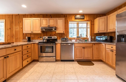 West Dover House | Cozy Vermont Summer House, Backyard & Firepit- 5 Min to Mt Snow- Spacious 4BR!