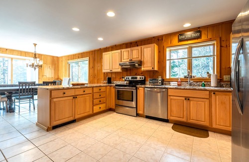 West Dover House | Cozy Vermont Summer House, Backyard & Firepit- 5 Min to Mt Snow- Spacious 4BR!