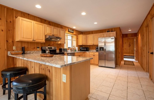 West Dover House | Cozy Vermont Summer House, Backyard & Firepit- 5 Min to Mt Snow- Spacious 4BR!
