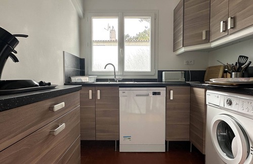 La Palmyre House | Cozy Villa Steps from Beach & Shops - 2BR, Patio, Parking, WiFi, Close to Tennis