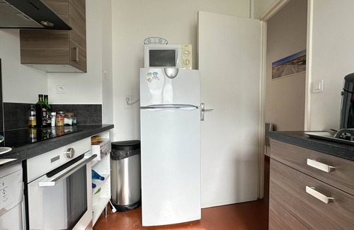 La Palmyre House | Cozy Villa Steps from Beach & Shops - 2BR, Patio, Parking, WiFi, Close to Tennis