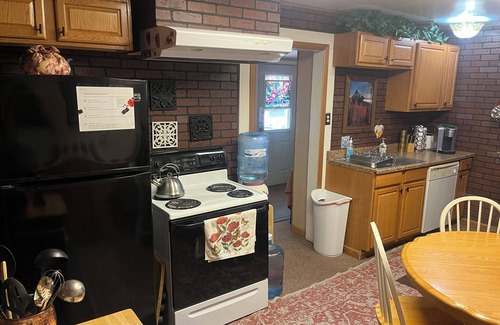 Ione Cottage | Cozy Vintage small Rustic Rose Cottage w 3 private Bedroom’s