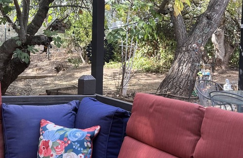 Ione Cottage | Cozy Vintage small Rustic Rose Cottage w 3 private Bedroom’s