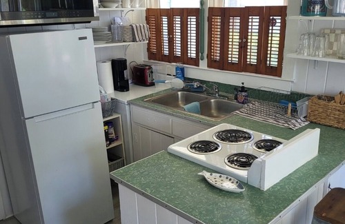 Crescent Beach House | Cozy Vintage Artist Cottage. 5-minute walk to the beach, n2BR/1 BA. Pets OK,