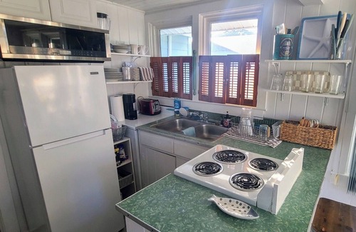 Crescent Beach House | Cozy Vintage Artist Cottage. 5-minute walk to the beach, n2BR/1 BA. Pets OK,