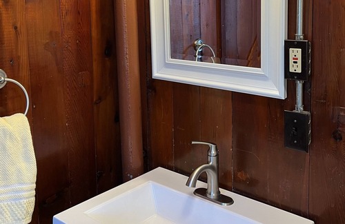 Grosse Ile Cabin | Cozy waterfront cabin
