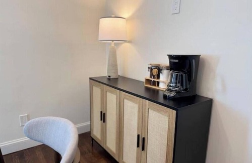 Hempstead House | COZY/WI-FI/King bed/Family-Pet friendly/3 bed