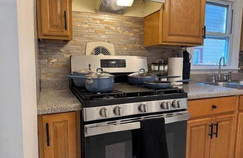 Hempstead House | COZY/WI-FI/King bed/Family-Pet friendly/3 bed