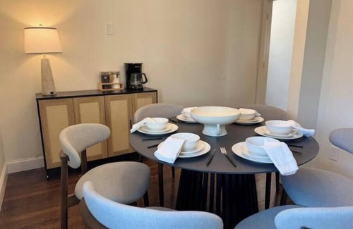 Hempstead House | COZY/WI-FI/King bed/Family-Pet friendly/3 bed
