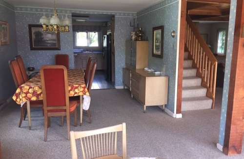 Willsboro House | Cozy winter retreat + beautiful view + Indoor Outdoor Fireplace + Pool Table