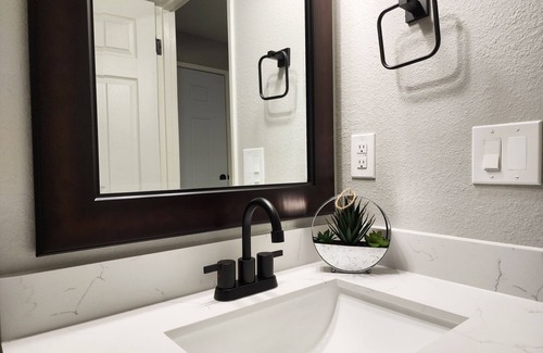 Federal Way Apartment | Cozy with luxury comfort and style 1bed/1bath apartment unit with EV charger.
