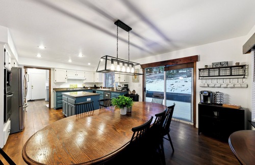 Country Club Estates Cabin | Cozy Wooded Haven w/Hot Tub near Heavenly Village