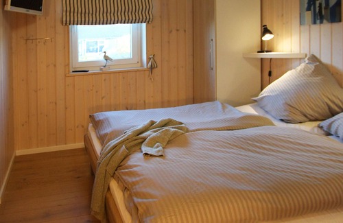 Steinbergkirche House | Cozy wooden house Esbjerg with direct water view