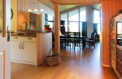 Steinbergkirche House | Cozy wooden house Esbjerg with direct water view
