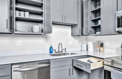 Cleveland Apartment | CozyStudio+65"TV+8Min from DT CLE