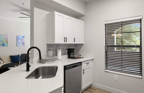 Chandler Apartment | CozySuites Chandler 2BR with 2 pools and Jacuzzi 02