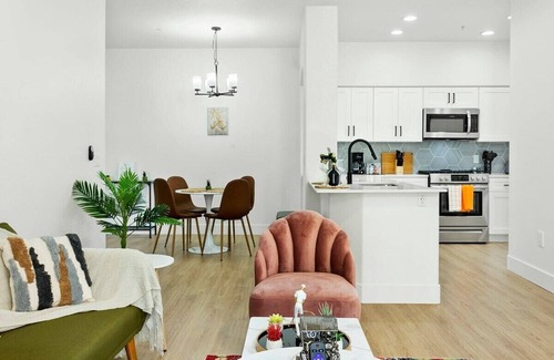 Glendale Sports and Entertainment District Apartment | CozySuites Glendale by the stadium w/pool! 10