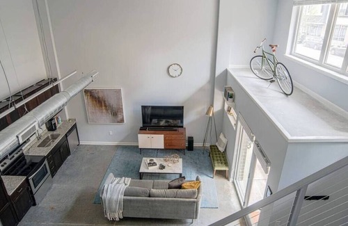 Cole-Noble District Apartment | CozySuites Indy Loft 2BR Monument Circle