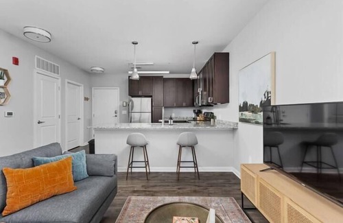 Cole-Noble District Apartment | CozySuites l Roomy 1BR, Monument Circle, Indy