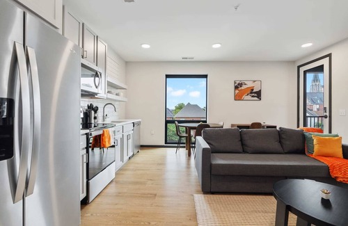 Lockerbie Square Apartment | CozySuites Mass with parking, lounge and roof deck 5