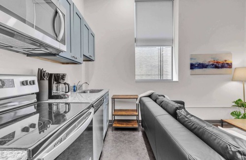 Cultural District Apartment | CozySuites Modern 1BR in Downtown Pitts #21