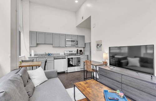 Cultural District Apartment | CozySuites Modern 1BR in Downtown Pitts #18