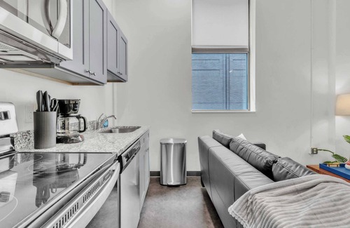 Cultural District Apartment | CozySuites Modern 1BR in Downtown Pitts #22