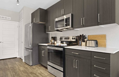 Pierson Place Historic District Apartment | CozySuites Paradise under the palm trees! 12