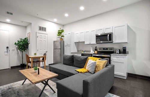 Cultural District Apartment | CozySuites Stunning 1BR in Downtown Pitts #12