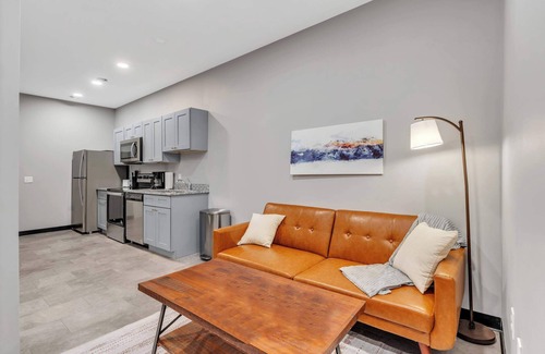 Strip District Apartment | CozySuites Stylish 1BR in Downtown Pitts #14