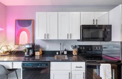 Lower Lawrenceville Apartment | CozySuites Trendy SDO, Lawrenceville