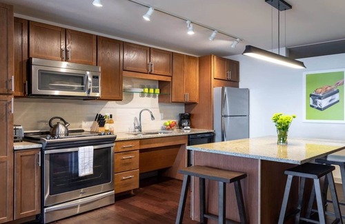 Downtown Dallas Apartment | CozySuites | TWO Classy 2BR Condo on Elm St.