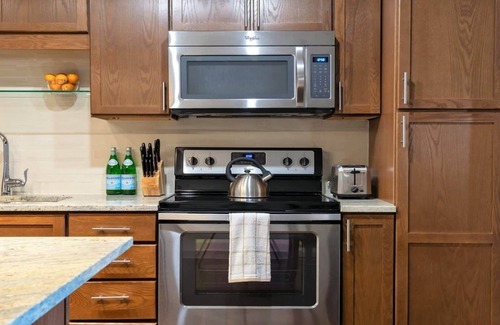 Downtown Dallas Apartment | CozySuites | TWO Classy 2BR Condo on Elm St.