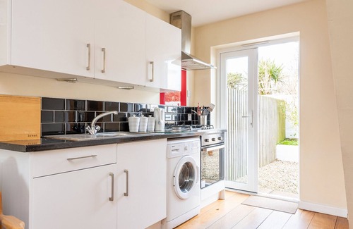 Newquay Cottage | Crab Cottage, Mawgan Porth, near the SW coastpath